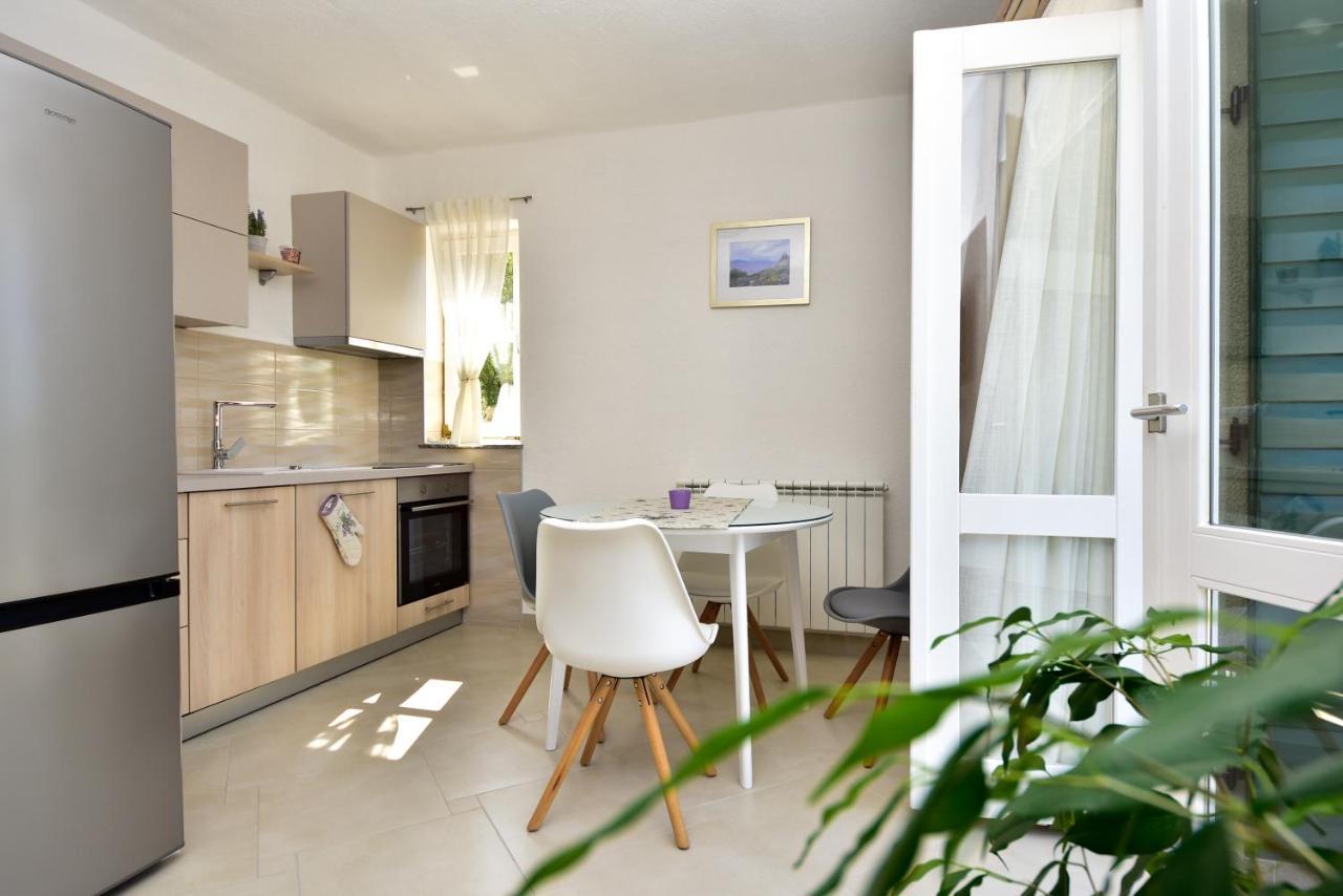 In Olive Garden Apartment Starigrad Paklenica Exterior photo