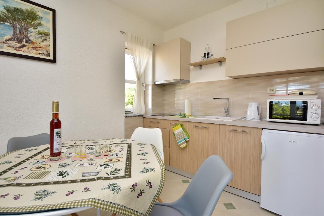 In Olive Garden Apartment Starigrad Paklenica Exterior photo