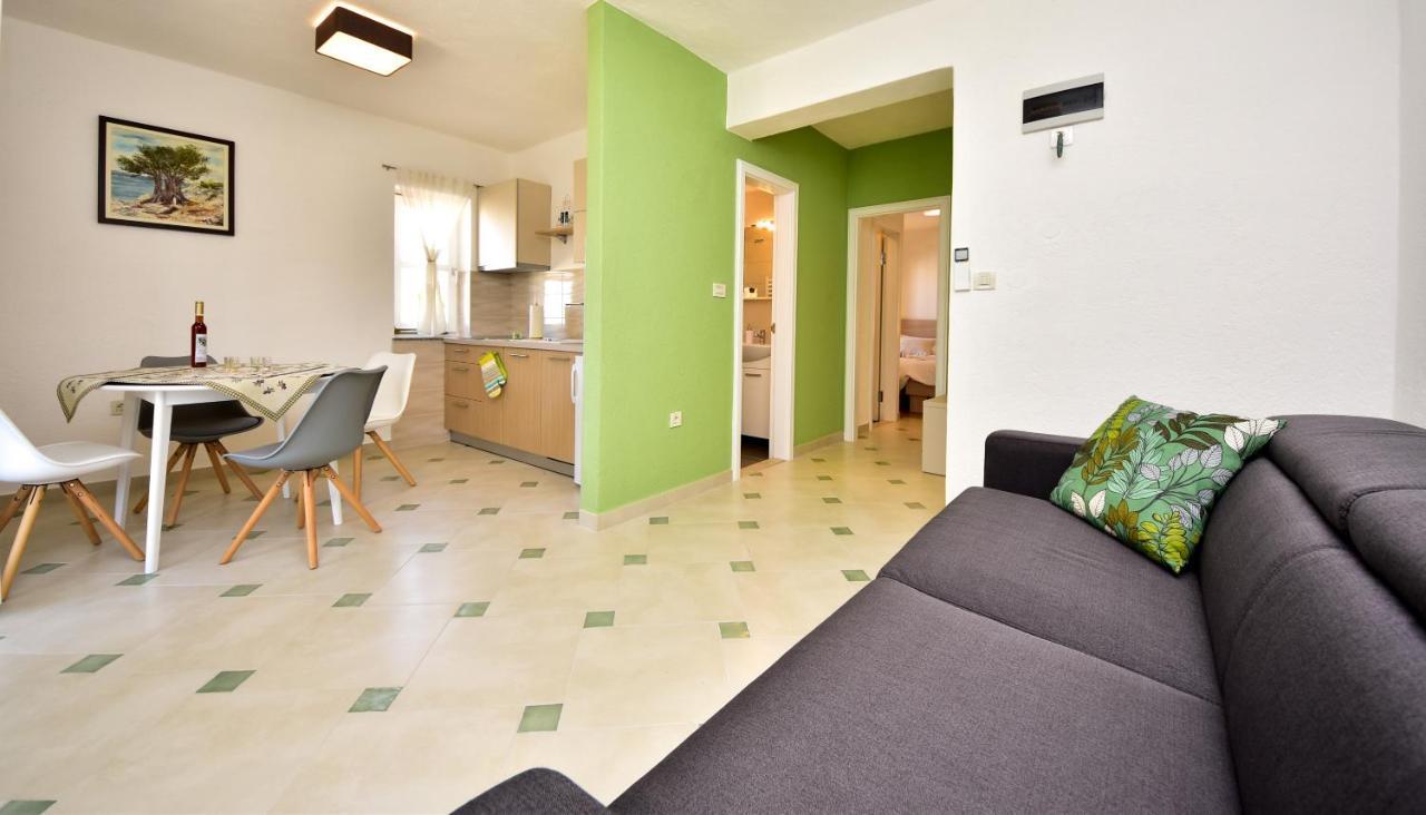 In Olive Garden Apartment Starigrad Paklenica Exterior photo