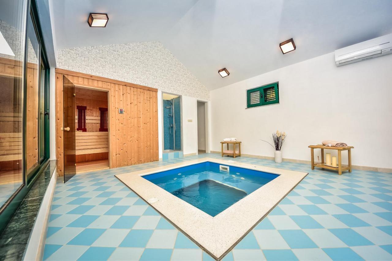 In Olive Garden Apartment Starigrad Paklenica Exterior photo